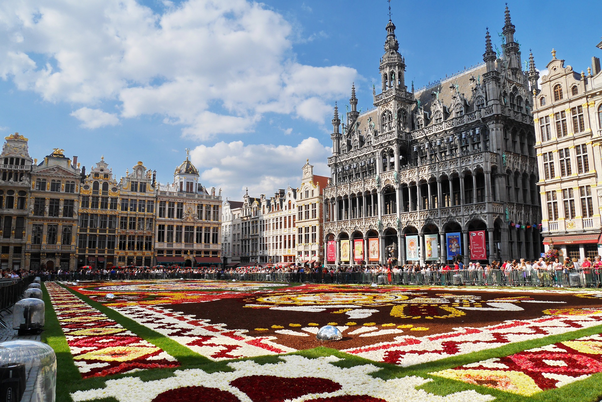 Menjelajahi Belgia